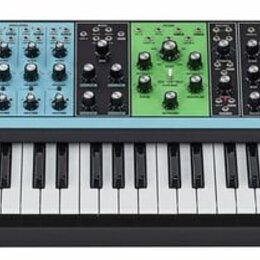 Elektronický syntetizátor s klaviaturou a ovládacím panelem rozděleným do barevných sekcí (žlutá, černá, modrá, zelená a fialová). Na modrém proužku…
