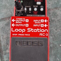Červený efekt pedál Loop Station RC-3 značky BOSS. Horní panel obsahuje dva digitální displeje, ovládací knoflík a tlačítka s nápisy REC PLAY, WRITE…