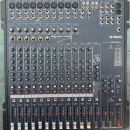 Černý mixovací pult s nápisem YAMAHA a označením modelu MG166CX. Zařízení obsahuje vícevstupní sekci s knoflíky pro Gain, High, Mid a Low, řadu posuv…