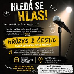 Grafický inzerát s černým pozadím a žlutými prvky, na kterém je zobrazen dynamický mikrofon s kovovou síťkou a černým tělem na stojanu. Text obsahuje…