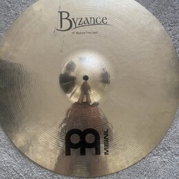 Zlatavý cymbál typu crash s viditelným rýhováním povrchu. Na horní části je nápis Byzance a pod ním text 19" Medium Thin Crash. Ve spodní části je um…
