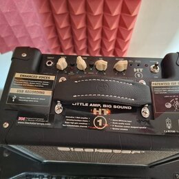 Černý kytarový kombo zesilovač s ovládacím panelem, který obsahuje knoflíky INPUT, GAIN, VOLUME, EQ a REVERB. Na přední straně je nápis HT, logo Blac…