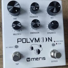Bílý efekt pedál s nápisy POLYMOON a meris. Na horním panelu se nachází šest černých otočných ovladačů s popisky TIME, FEEDBACK, MIX, MULTIPLY, DIMEN…