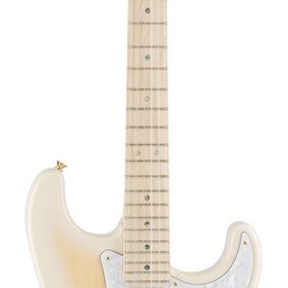 Elektrická kytara s bílo-krémovým průsvitným povrchem těla a světlým javorovým hmatníkem. Na hlavě je vidět logo Fender a nápis STRATOCASTER. Kytara…