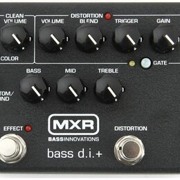 Černý efekt pedál s nápisy MXR, BASSINNOVATIONS a bass d.i.+. Horní řada obsahuje pět ovládacích knoflíků s popisky CLEAN VOLUME, VOLUME, DISTORTION…
