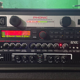 Sestava zařízení v černém rackovém pouzdře. Horní modul je bílý s nápisy PHONIC a PPC9000E POWER CONDITIONER WITH LIGHT MODULES, obsahuje přepínače,…