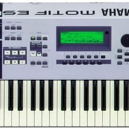 Světle šedý digitální klavír s klávesnicí. Na horním panelu je nápis YAMAHA a zrcadlově otočený text MOTIF ES6, dále je zde logo YAMAHA a modelové oz…