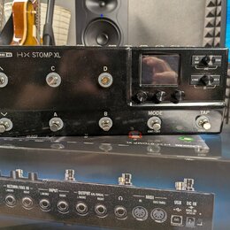 Černý efektový pedál s nápisem LINE 6 HX STOMP XL. Zařízení má osm stoupacích spínačů, malý displej a dva ovládací knoflíky. Na horním panelu jsou vi…