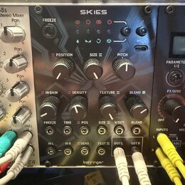 Černý modul efektového procesoru s nápisem SKIES a logem behringer v dolní části. Zařízení obsahuje sedm otočných potenciometrů s popisky POSITION, S…
