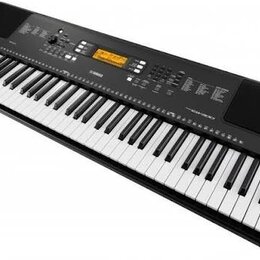 Černý digitální klavír s bílými a černými klávesami. Na ovládacím panelu je vidět logo YAMAHA a označení modelu PSR-E373. Nástroj obsahuje displej, n…