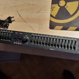 Černý rackový grafický ekvalizér s nápisy gemini a EQX 80 GRAPHIC EQUALIZER. Zařízení obsahuje dvě sady posuvníků pro CHANNEL A a CHANNEL B, několik…