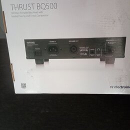 Fotografie zachycuje kartonovou krabici s černým basovým kombem. Na krabici je nápis THRUST BQ500 a text 500 Watt Portable Bass Head with Mosfet Prea…