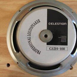 Fotografie znázorňuje reproduktor s kovovým rámem. Na středovém krycí štítku je uveden nápis PROFESSIONAL LOUDSPEAKER, logo CELESTION a text Celestio…