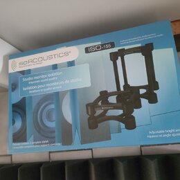 Fotografie znázorňuje krabici s produktem značky ISOACOUSTICS, na které je nápis „Sound quality by design“ a označení modelu ISO-155. Na obalu je tex…