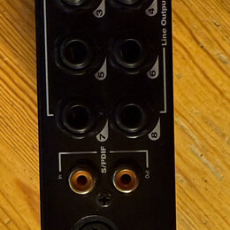 Zadní strana černého audio rozhraní s několika konektory. Na zařízení jsou nápisy Line Inputs (vstup 3 a 4), Line Outputs (výstupy 1 až 8) a S/PDIF (…