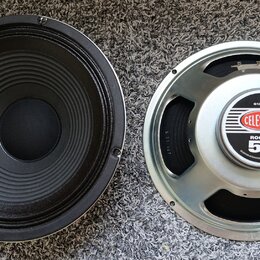 Dvě reproduktorové jednotky v kovovém rámu. Pravý reproduktor má na středovém krytu logo CELESTION a nápisy ROCKET 50 a G12E-50, v dolní části je dro…