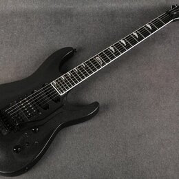 Černá elektrická kytara s matným povrchem a černým hardwarem. Na hlavě hmatníku je bílý nápis Kramer. Nástroj má dva humbuckery, ovládací knoflíky a…