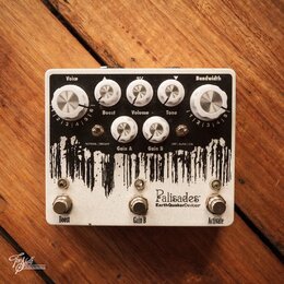 Bílý kytarový efekt s nápisy Palisades a EarthQuakerDevices. Horní část obsahuje pět otočných oválů s popisky Voice, Boost, Volume, Tone a Bandwidth,…