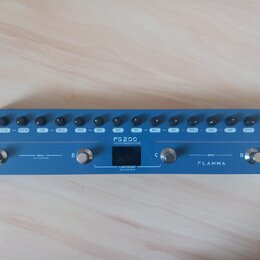 Modrý efektový pedál s kovovým povrchem. Na horní hraně se nachází řada černých oválečných tlačítek s popisky: MASTER, LEVEL, REVERB, TIME, DELAY, RA…