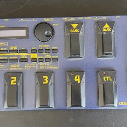 Modrý kytarový procesor s nápisy BOSS GT-3 GUITAR EFFECTS PROCESSOR. Zařízení obsahuje pět stoupacích spínačů označených čísly 1, 2, 3, 4 a nápisem C…