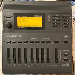 Šedý digitální modul Roland SC-155 Sound Canvas. Zařízení má podsvícený displej s textem „01 001 Piano 1“, řadu tlačítek a osm posuvníků s označením…