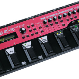 Červený loop pedal s černým šasi a osmi černými spínači. Na horní části je bílý nápis BOSS RC-50 a logo BOSS Corporation. Zařízení obsahuje několik p…