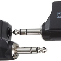 Dvě černé bezdrátové vysílače/přijímače značky BOSS s 6,3mm jack konektory. Na těle obou zařízení je šedé logo BOSS a zelená kontrolní LED dioda. Lev…