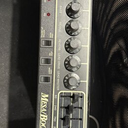 Kytarový předzesilovač v rackovém provedení s černým šasi a béžovým předním panelem. Na panelu je nápis Mesa/Boogie a STUDIO PREAMP TM. Zařízení obsa…
