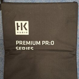 Černý textilní obal s rukojetí. Na přední straně je bílý nápis „HK AUDIO“ v rámečku a pod ním text „PREMIUM PR:0 SERIES“. Povrch je čistý a v dobrém…
