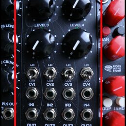 Černý modul s nápisy BLACK QUAD VCA2 a erica synths. Obsahuje čtyři černé otočné ovladače s bílými značkami, označené jako LEVEL1, LEVEL2, LEVEL3 a L…