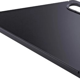 Černý kovový nebo plastový trojúhelníkový panel s integrovanou rukojetí v pravém horním rohu. Podélná hrana je zakončena černým lemováním. Povrch je…