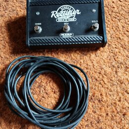 Černý spínací pedál s povrchem imitujícím karbon. Na horní části jsou nápisy SINGLE Rectifier, RECT-O-VERB a logo MESA. Pedál má dvě stříbrné spínače…