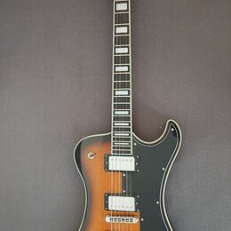Elektrická kytara s trupem v barevnosti sunburst a černým pickguardem. Na hlavě hmatníku je bílé logo Hagstrom a na zadní straně krku je viditelné sé…