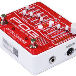 Kytarový efekt s bílým šasi a červeným horním panelem. Na panelu je bílý nápis POG POLYPHONIC OCTAVE GENERATOR a logo electro-harmonix NEW YORK CITY,…