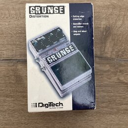 Fotografie znázorňuje papírové krabičku od efekt pedálu. Na krabici je nápis GRUNGE DISTORTION a logo Digitech s mottem The Power to Create. Vizuál z…
