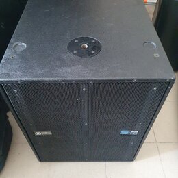 Černý subwoofer v bedně s texturovaným povrchem a kovovou ochrannou mřížkou. Na spodní liště je vlevo nápis db technologies a vpravo modrý nápis S18.…