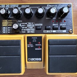Žlutý kytarový pedál s názvy OD-20 OVERDRIVE/DISTORTION, COSM a Drive ZONE. Horní panel obsahuje pět ovládacích knoflíků, několik tlačítek a tabulku…