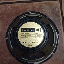 Fotografie znázorňuje zadní stranu černého reproduktoru. Uprostřed je bílý štítek s nápisy: Celestion, MADE IN ENGLAND, Model number G12M, Power capa…
