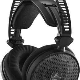 Černá velká nadušnicová sluchátka s otevřenou konstrukcí a mřížkovým krytem reproduktorů. Na pravém sluchátku je bílé logo a nápisy audio-technica a…