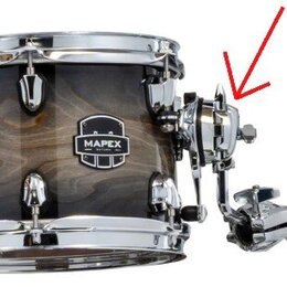 Fotografie zobrazuje buben s tmavým dřevěným povrchem a chromovanými obručemi. Na koruse je viditelné logo MAPEX Saturn series. K bubnu je připevněn…