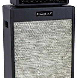 Kytarový zesilovač typu stack složený z komba a reproboxu v černé barvě. Na obou částech je bílý nápis BLACKSTAR. Reprobox má světlé textilní zakonče…