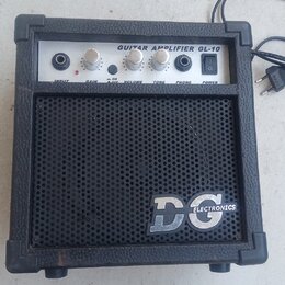 Černý kytarový kombozesilovač s texturovaným povrchem a kovovou mřížkou reproduktoru. Na horním ovládacím panelu je nápis GUITAR AMPLIFIER GL-10 a po…