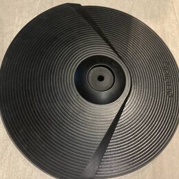 Černý kulatý gumový slipmat s koncentrickými drážkami. V pravé části je vyražen nápis "Technics". Povrch je v dobrém stavu bez viditelného opotřebení.