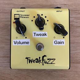 Žlutý kytarový efekt s nápisem TweakFuzz v dolní části. Na horní straně je logo Seymour Duncan a popisy OUTPUT a INPUT. Zařízení má tři černé ovládac…
