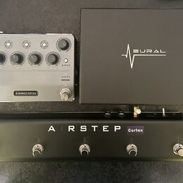 Na fotografii je stříbrný efekt pedál s nápisem NANOCORTEX, černá krabice s logem EURAL a černý kontrolér s nápisem AIRSTEP Cortex. Pedál má několik…