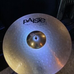 Zlatý cymbál typu crash s koncentrickými rýhami na povrchu. Na horní části je černý nápis pAiste, pod ním označení 2018 BRONZE a vlevo text 18" CRASH…