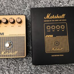 Na fotografii je efekt pedál a jeho originální černá krabice. Pedál má zlatý povrch s nápisy JVM, DISTORTION & NOISE GATE a Marshall. Obsahuje čtyři…