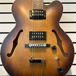 Polodupatá elektrická kytara s hnědým sunburst povrchem a dvěma f-otvory. Nástroj má dva humbuckery, chromovaný most a stopku s ohýbací ramenní částí…