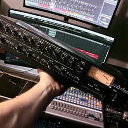 Černý rackový studiový procesor s nápisem PRO CHANNEL II a logem ART. Přední panel obsahuje řadu otočných ovladačů pro sekce PREAMP, COMPRESSOR a EQU…