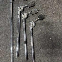 Čtyři chromované kovové stojany s černými pěnovými kryty na koncích. Stojany mají různou délku a jsou vybaveny kloubovými mechanismy s utahovacími šr…